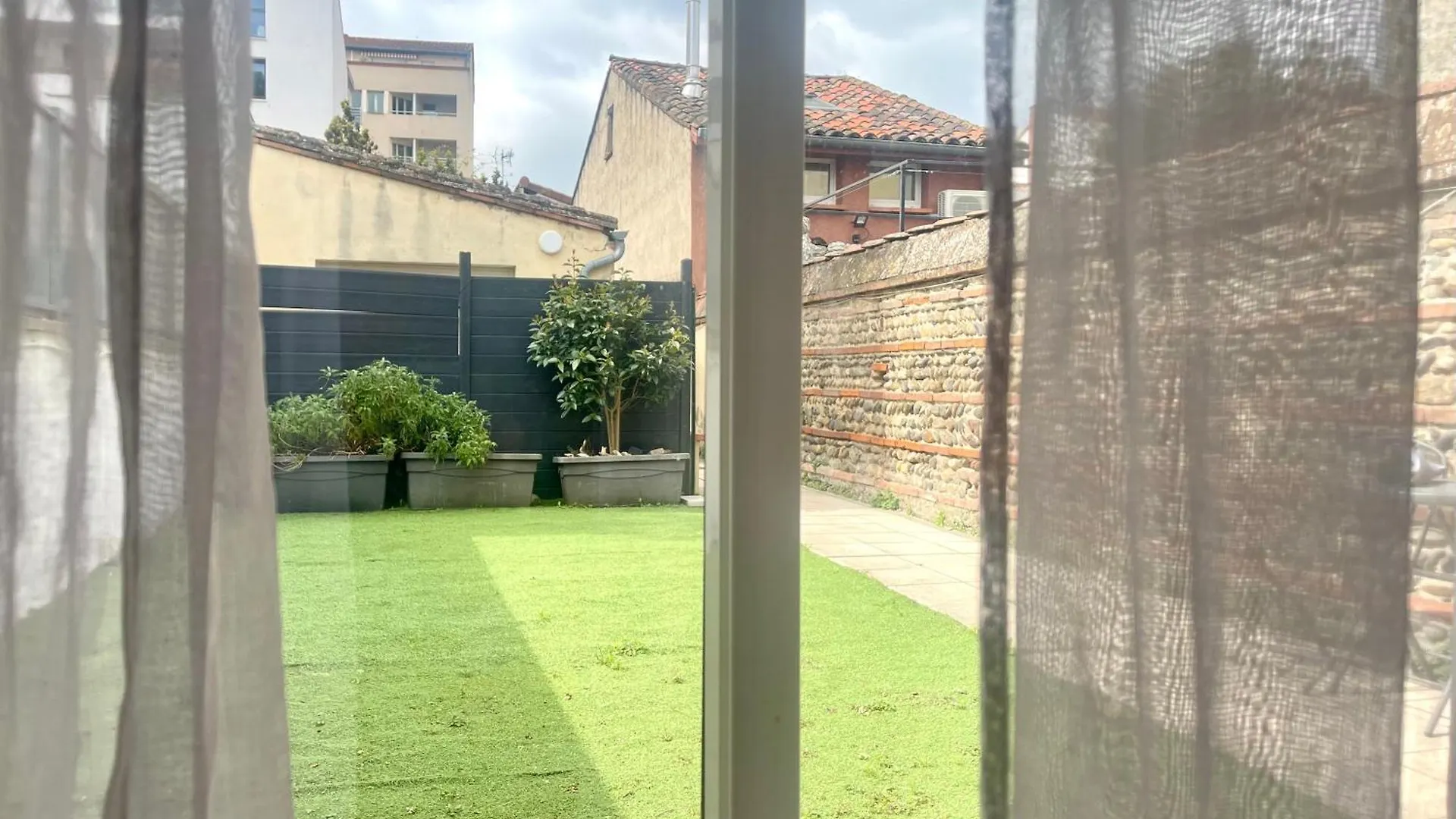 Jolie Chartreuse Avec Jardin Prive Daire Toulouse